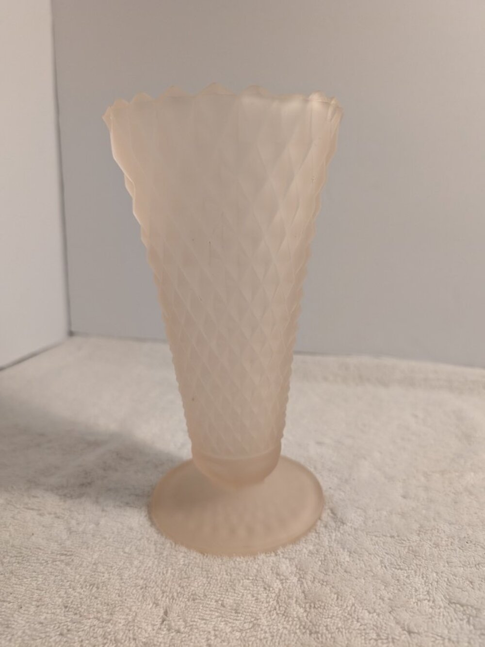 VINTAGE INDIANA PINK DIAMOND POINT GLASS VASE